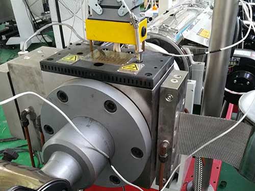 Mesh belt type screen changer is used in blow molding production line