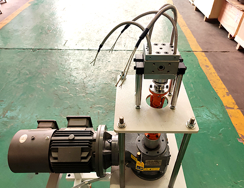 Laboratory extruder melt pump