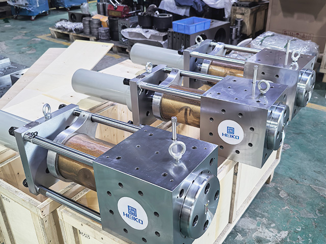 screen changer for cast film